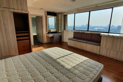 Condo in Bangkok, Thailand, 3 bedrooms  № 143327 - photo 1