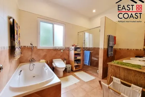 Casa de 5 dormitorios en Pattaya, Tailandia № 213691 - foto 12