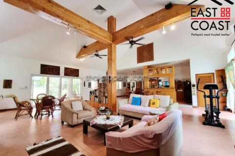 Casa de 5 dormitorios en Pattaya, Tailandia № 213691 - foto 4
