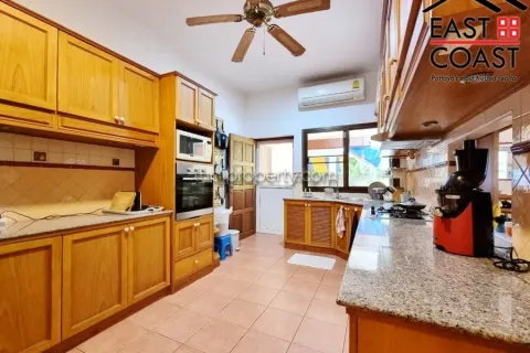 Casa de 5 dormitorios en Pattaya, Tailandia № 213691 - foto 7