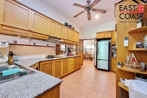 Casa de 5 dormitorios en Pattaya, Tailandia № 213691 - foto 6