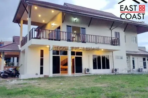 House in Pattaya, Thailand 4 bedrooms № 213696