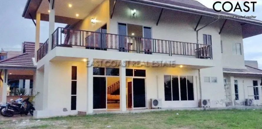 Casa de 4 dormitorios en Pattaya, Tailandia № 213696