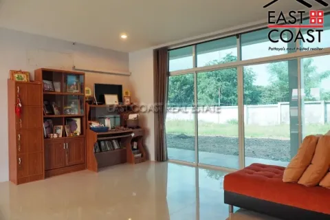Casa de 4 dormitorios en Pattaya, Tailandia № 213696 - foto 4