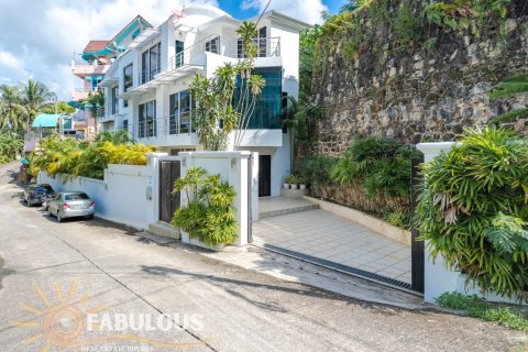 Villa in Patong, Thailand 4 bedrooms № 179494 - photo 1