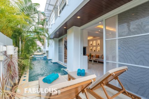 Villa in Patong, Thailand 4 bedrooms № 179494 - photo 2