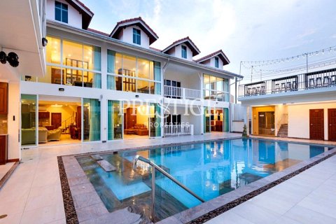 Propriété commerciale à Pattaya, Thaïlande 1500 m2 № 198425