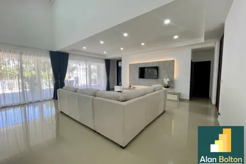 Casa de 4 dormitorios en Pattaya, Tailandia № 211022 - foto 4