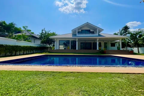 Casa de 4 dormitorios en Pattaya, Tailandia № 211022 - foto 17