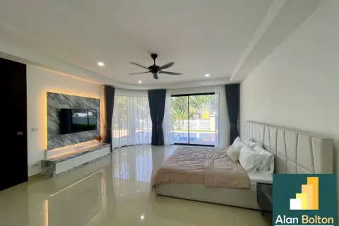 Casa de 4 dormitorios en Pattaya, Tailandia № 211022 - foto 9