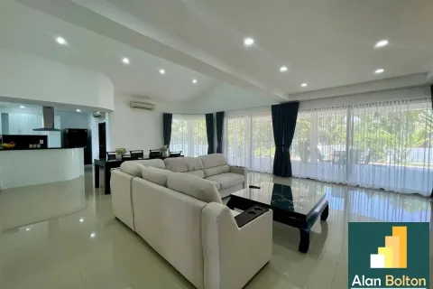 Casa de 4 dormitorios en Pattaya, Tailandia № 211022 - foto 16