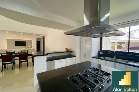 Casa de 4 dormitorios en Pattaya, Tailandia № 211022 - foto 7