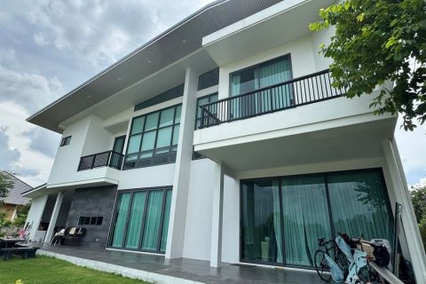 House in Surat Thani, Thailand 5 bedrooms № 140280 - photo 5
