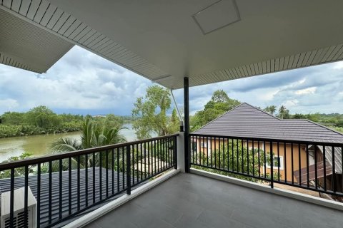House in Surat Thani, Thailand 5 bedrooms № 140280 - photo 10
