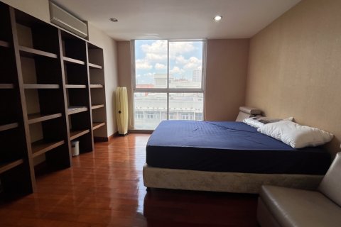 Condo in Watthana, Bangkok, Thailand, 3 bedrooms № 201013 - photo 10
