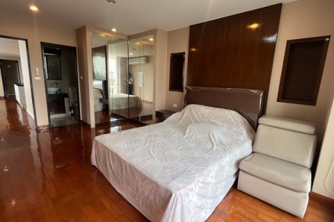 Condo in Watthana, Bangkok, Thailand, 3 bedrooms № 201013 - photo 8