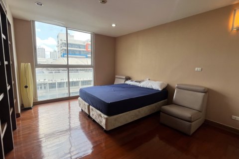Condo in Watthana, Bangkok, Thailand, 3 bedrooms № 201013 - photo 12