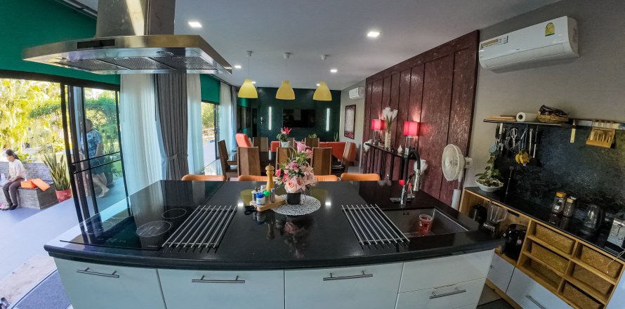 Villa à Sakon Nakhon, Thaïlande 6 chambres № 170800