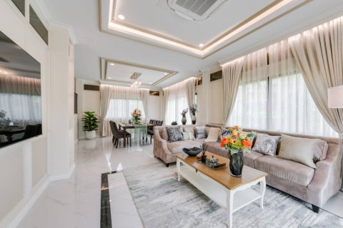 Villa in Hua Hin, Thailand 4 bedrooms № 176839 - photo 2