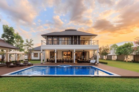 House in Chiang Mai, Thailand 5 bedrooms № 120142 - photo 1