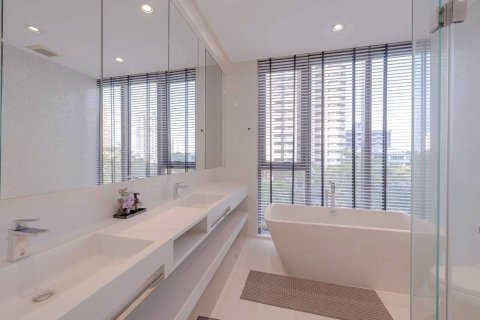 Condo à Watthana, Bangkok, Thaïlande, 2 chambres  № 168874 - photo 16