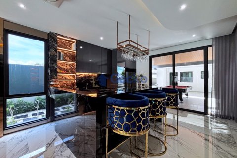 House in Pattaya, Thailand 5 bedrooms № 195893 - photo 11