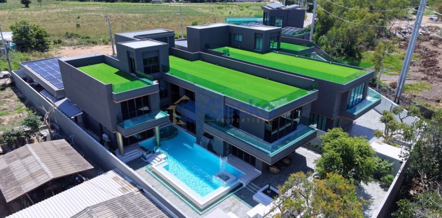 House in Pattaya, Thailand 5 bedrooms № 195893