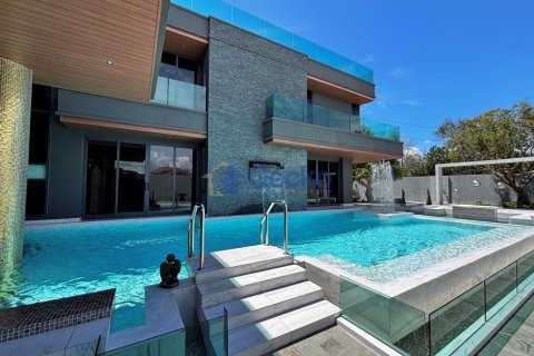 House in Pattaya, Thailand 5 bedrooms № 195893 - photo 2
