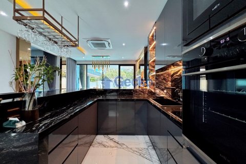House in Pattaya, Thailand 5 bedrooms № 195893 - photo 10