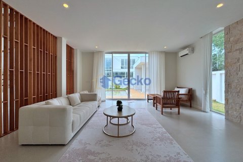 House in Pattaya, Thailand 5 bedrooms № 195896 - photo 10