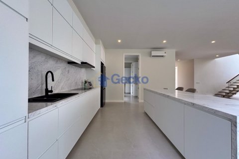 House in Pattaya, Thailand 5 bedrooms № 195896 - photo 16