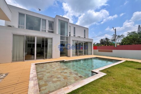 House in Pattaya, Thailand 5 bedrooms № 195896