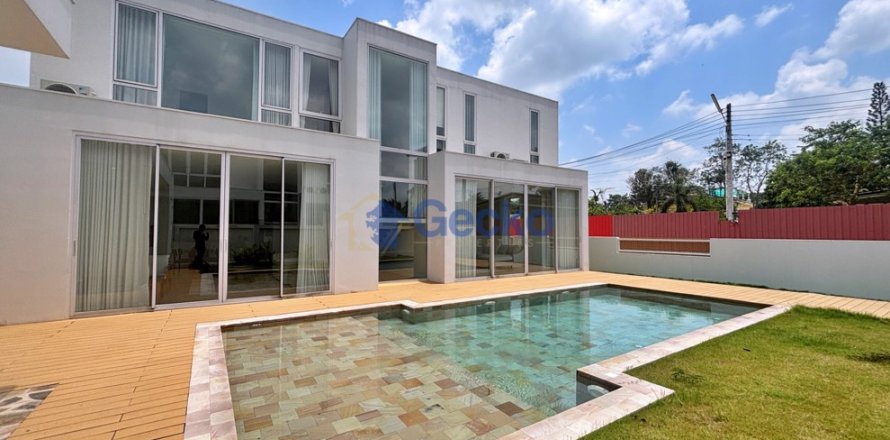House in Pattaya, Thailand 5 bedrooms № 195896
