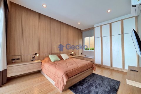 House in Pattaya, Thailand 4 bedrooms № 195892 - photo 17