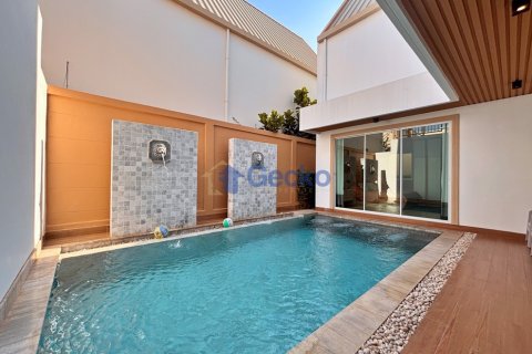 House in Pattaya, Thailand 4 bedrooms № 195892 - photo 2