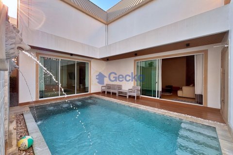 House in Pattaya, Thailand 4 bedrooms № 195892 - photo 1