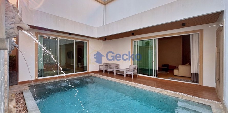 House in Pattaya, Thailand 4 bedrooms № 195892