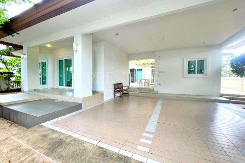 House in Pattaya, Thailand 3 bedrooms № 198721 - photo 16