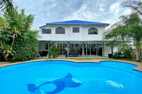 House in Pattaya, Thailand 6 bedrooms № 198720