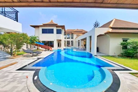 House in Pattaya, Thailand 7 bedrooms № 198722