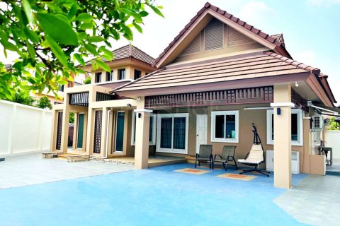 House in Pattaya, Thailand 3 bedrooms № 198723