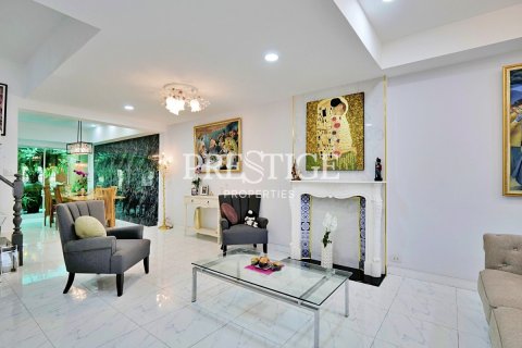 House in Pattaya, Thailand 4 bedrooms № 198282 - photo 2