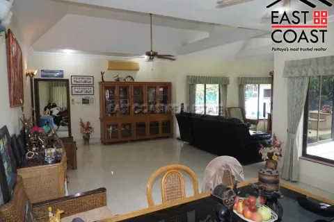 Casa de 4 dormitorios en Pattaya, Tailandia № 213316 - foto 9