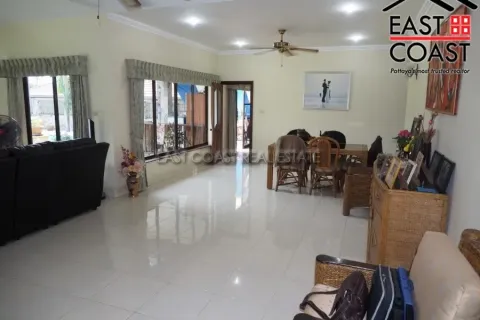 Casa de 4 dormitorios en Pattaya, Tailandia № 213316 - foto 11
