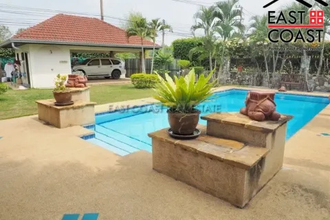 Casa de 4 dormitorios en Pattaya, Tailandia № 213316 - foto 2