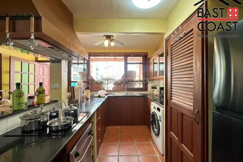 Casa de 5 dormitorios en Pattaya, Tailandia № 213318 - foto 15