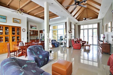 House in Pattaya, Thailand 3 bedrooms № 198682 - photo 6
