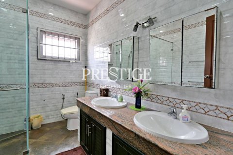 House in Pattaya, Thailand 3 bedrooms № 198682 - photo 11