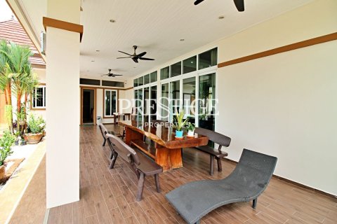 House in Pattaya, Thailand 3 bedrooms № 198682 - photo 16