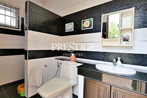 House in Pattaya, Thailand 3 bedrooms № 198682 - photo 15
